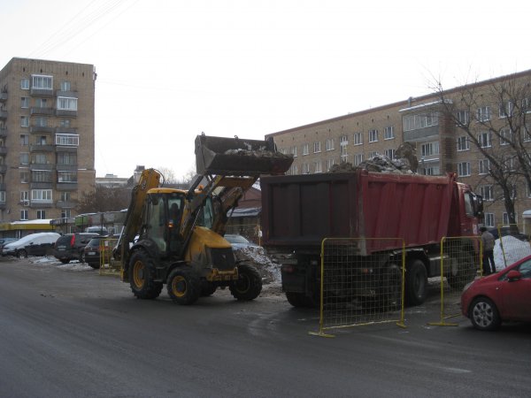 Лужков, уходя, сказал Собянину, что под одним из московских тротуаров зарыт клад (с) Лужков, уходя, сказал Собянину, что под одним из московских тротуаров зарыт клад (с)